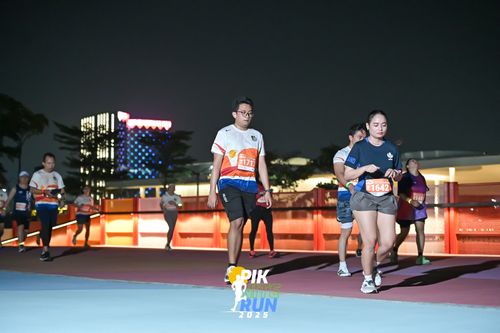 Race photo from PIK NITE RUN 2025