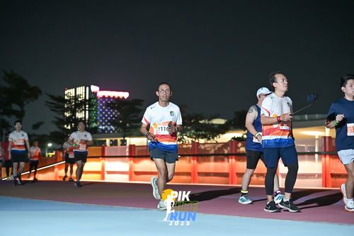 Race photo from PIK NITE RUN 2025