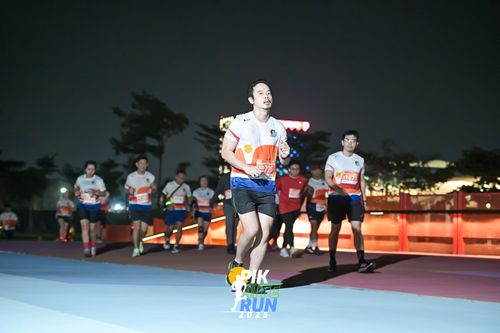 Race photo from PIK NITE RUN 2025