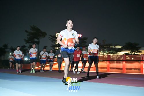 Race photo from PIK NITE RUN 2025