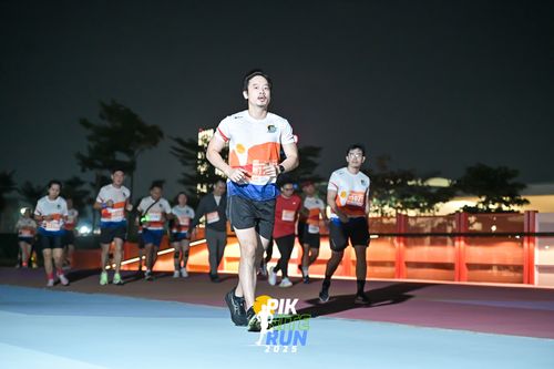Race photo from PIK NITE RUN 2025