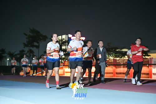 Race photo from PIK NITE RUN 2025