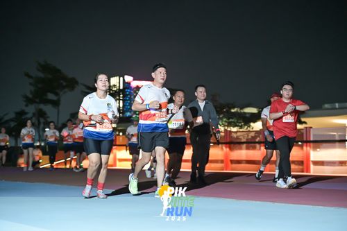 Race photo from PIK NITE RUN 2025