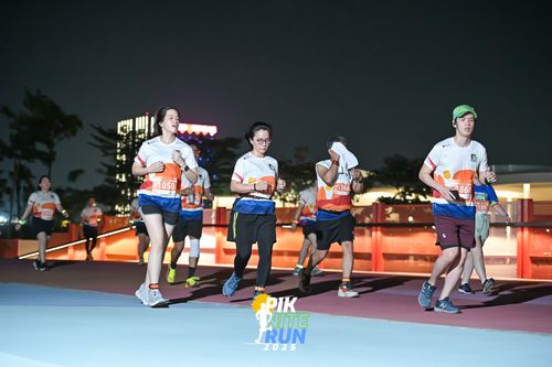 Race photo from PIK NITE RUN 2025