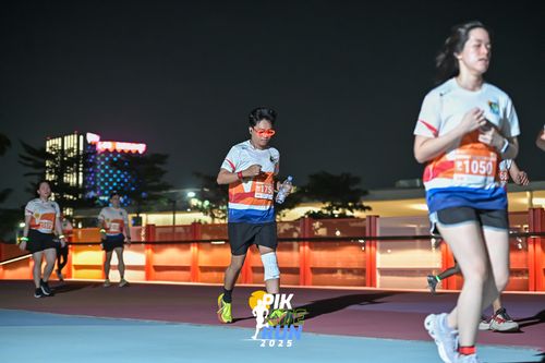Race photo from PIK NITE RUN 2025
