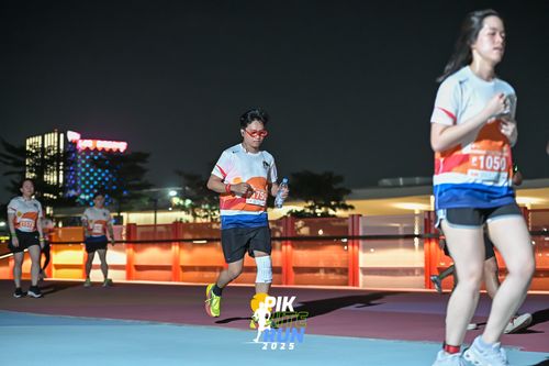 Race photo from PIK NITE RUN 2025