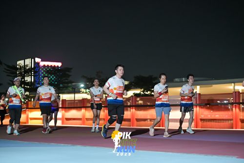 Race photo from PIK NITE RUN 2025