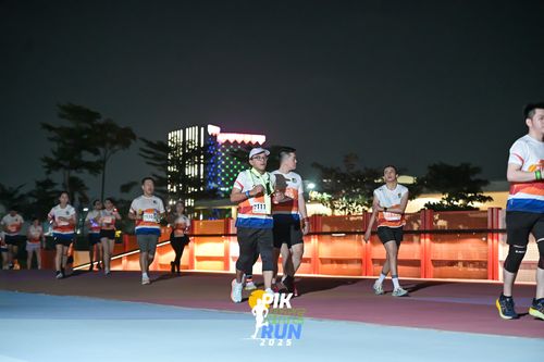 Race photo from PIK NITE RUN 2025