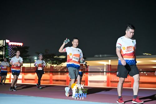 Race photo from PIK NITE RUN 2025