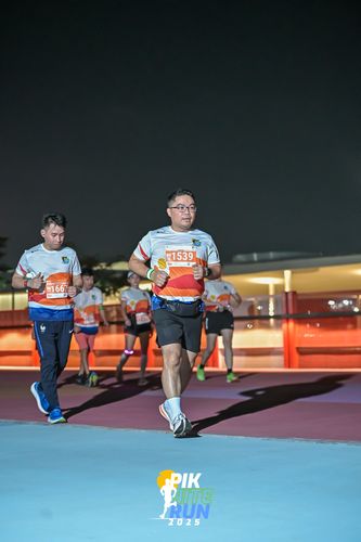 Race photo from PIK NITE RUN 2025