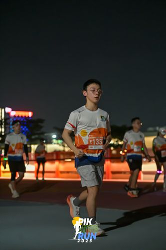 Race photo from PIK NITE RUN 2025