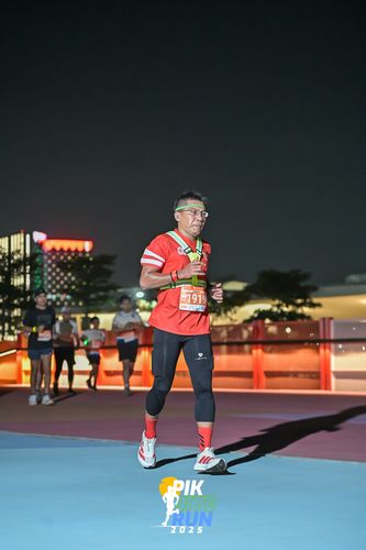 Race photo from PIK NITE RUN 2025