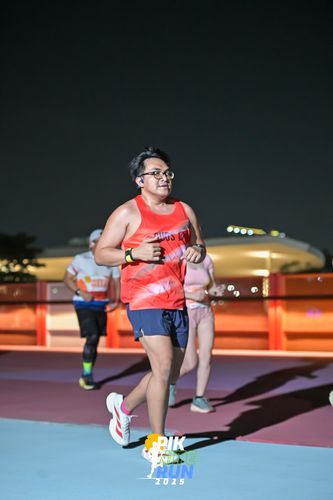 Race photo from PIK NITE RUN 2025