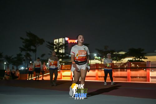Race photo from PIK NITE RUN 2025