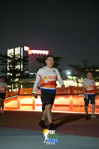 Race photo from PIK NITE RUN 2025