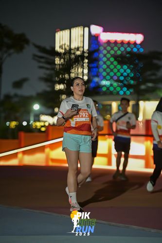 Race photo from PIK NITE RUN 2025