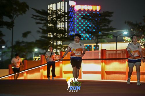 Race photo from PIK NITE RUN 2025