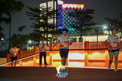 Race photo from PIK NITE RUN 2025