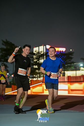 Race photo from PIK NITE RUN 2025
