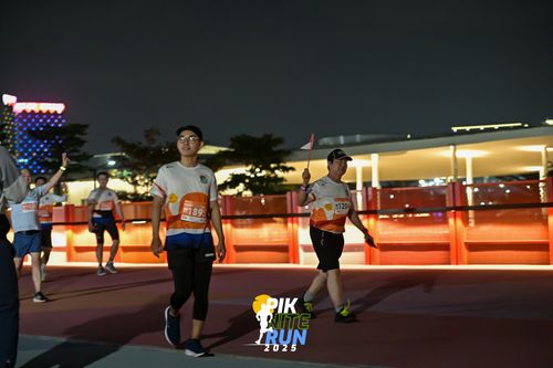 Race photo from PIK NITE RUN 2025