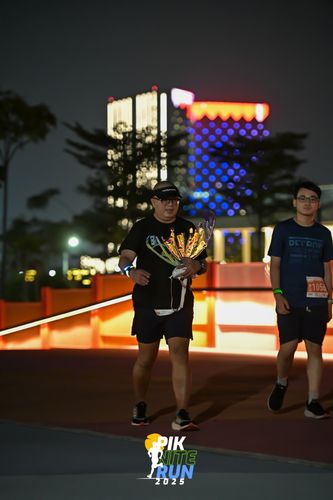 Race photo from PIK NITE RUN 2025