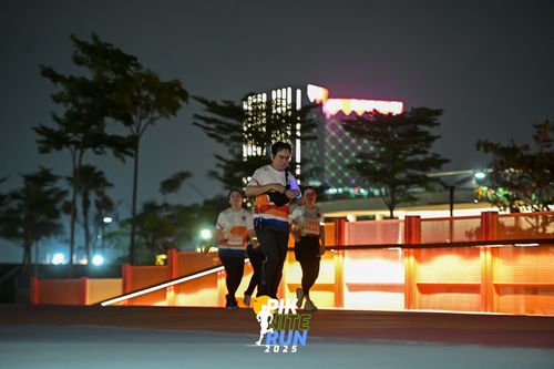 Race photo from PIK NITE RUN 2025