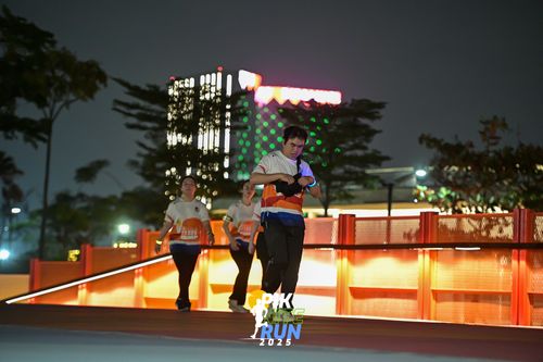 Race photo from PIK NITE RUN 2025