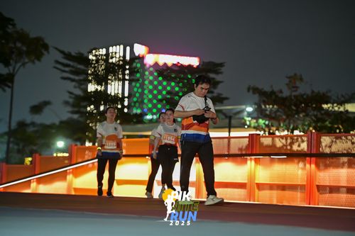 Race photo from PIK NITE RUN 2025