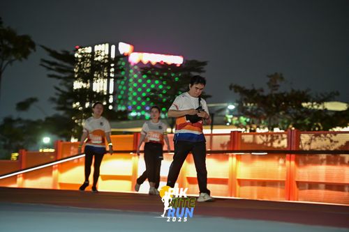 Race photo from PIK NITE RUN 2025