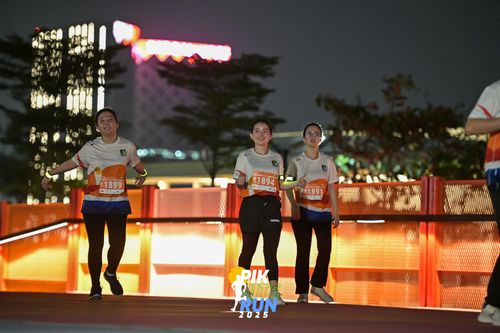 Race photo from PIK NITE RUN 2025