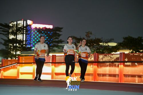Race photo from PIK NITE RUN 2025