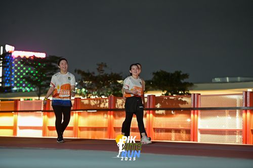 Race photo from PIK NITE RUN 2025