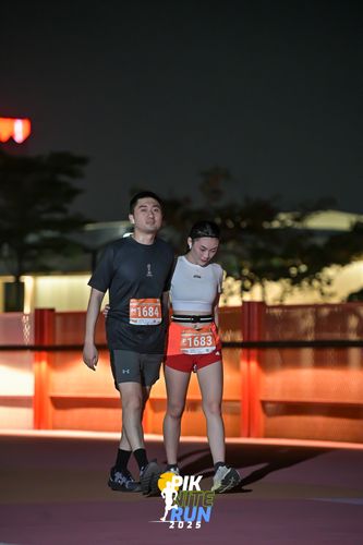 Race photo from PIK NITE RUN 2025