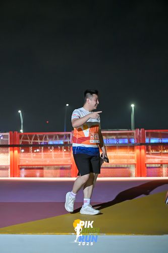 Race photo from PIK NITE RUN 2025