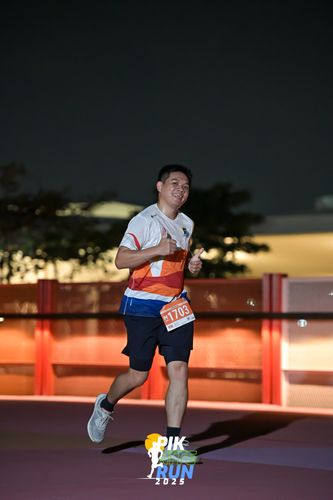 Race photo from PIK NITE RUN 2025