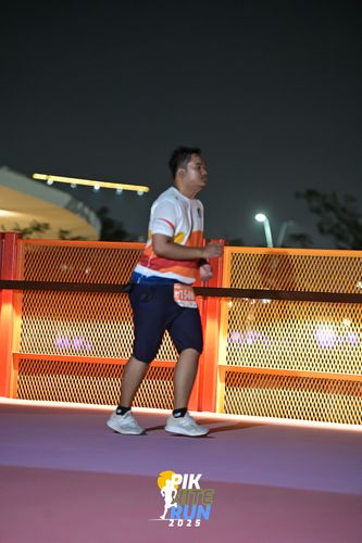 Race photo from PIK NITE RUN 2025