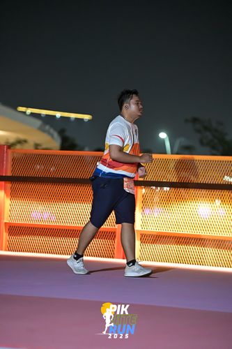 Race photo from PIK NITE RUN 2025