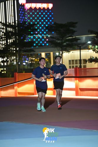 Race photo from PIK NITE RUN 2025