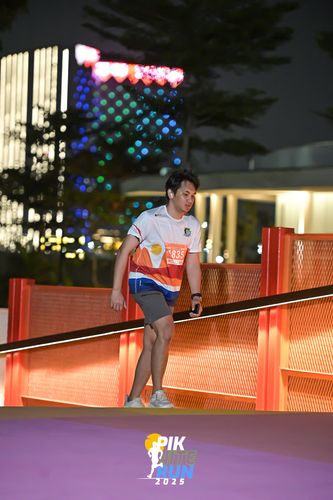 Race photo from PIK NITE RUN 2025