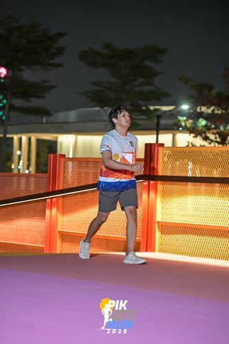 Race photo from PIK NITE RUN 2025