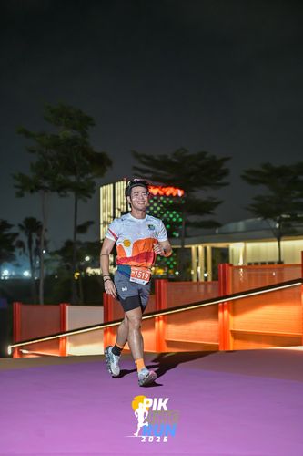 Race photo from PIK NITE RUN 2025