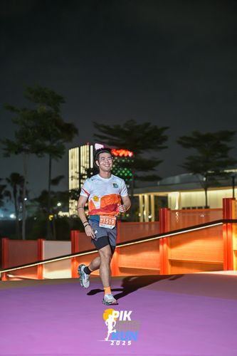 Race photo from PIK NITE RUN 2025
