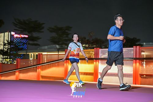 Race photo from PIK NITE RUN 2025
