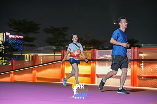 Race photo from PIK NITE RUN 2025