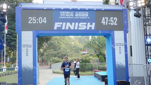 Race photo from KEMLU RUN 2025
