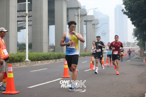 Race photo from ONE RUN 10 K