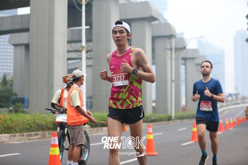 Race photo from ONE RUN 10 K