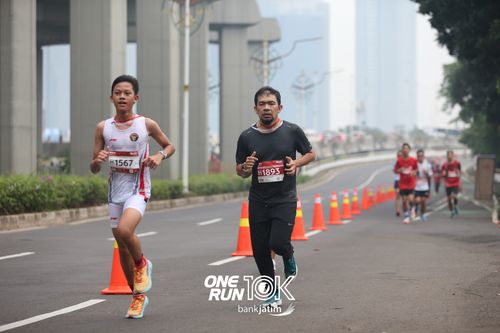 Race photo from ONE RUN 10 K