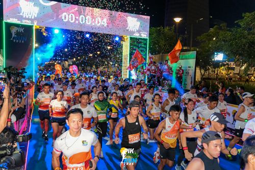Race photo from PIK NITE RUN 2025