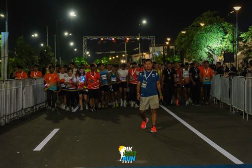 Race photo from PIK NITE RUN 2025